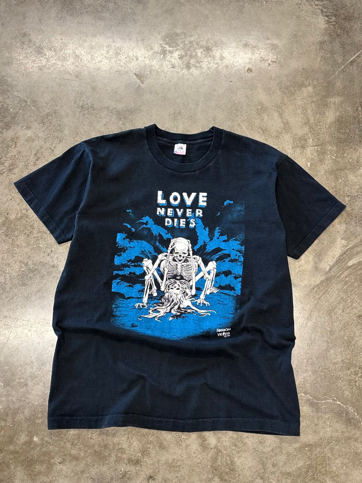 Vintage Love Never Dies Fashion Victim shirt size xl