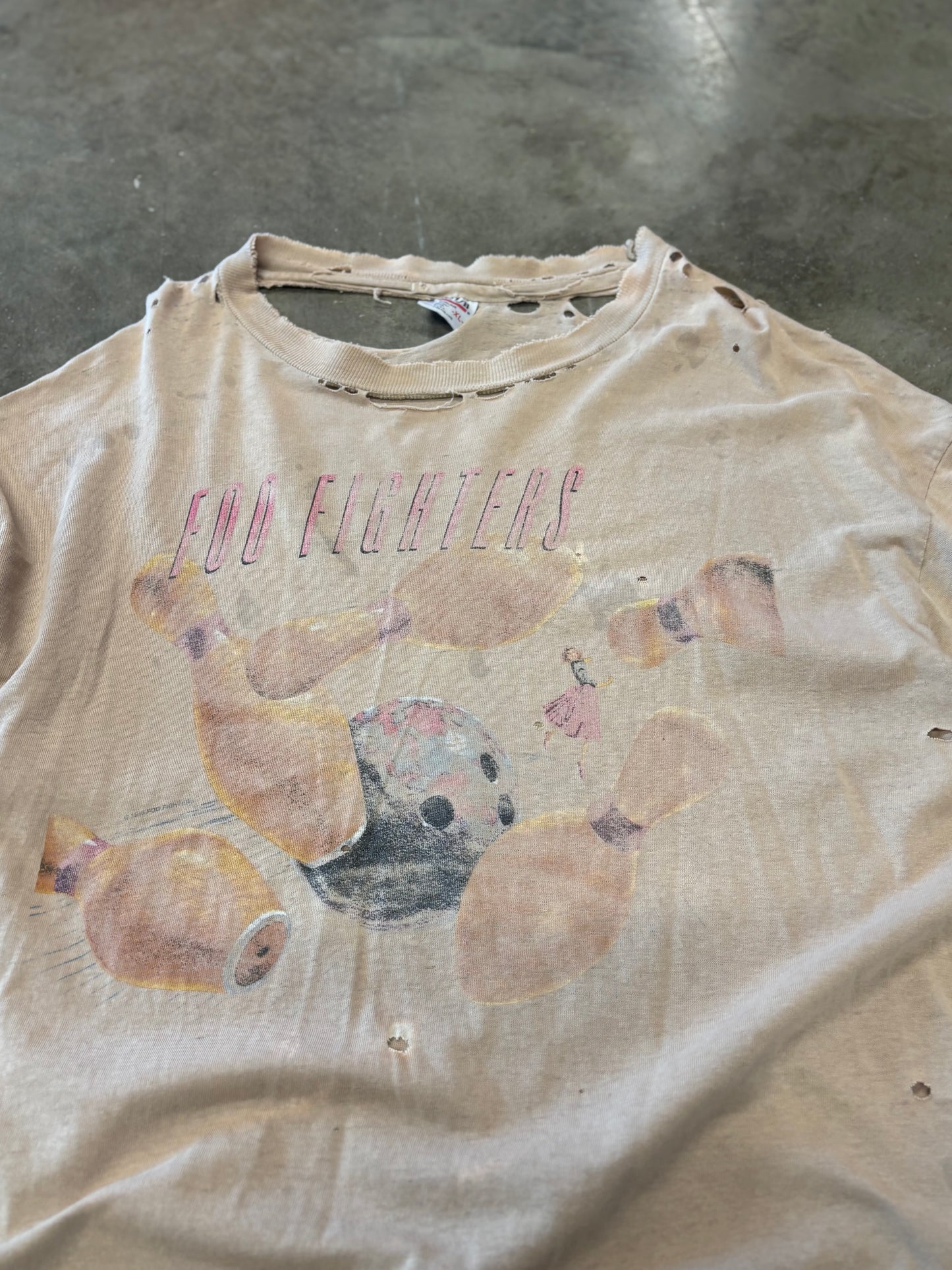 Vintage Thrashed Foo Fighters Bowling Pins shirt size XL