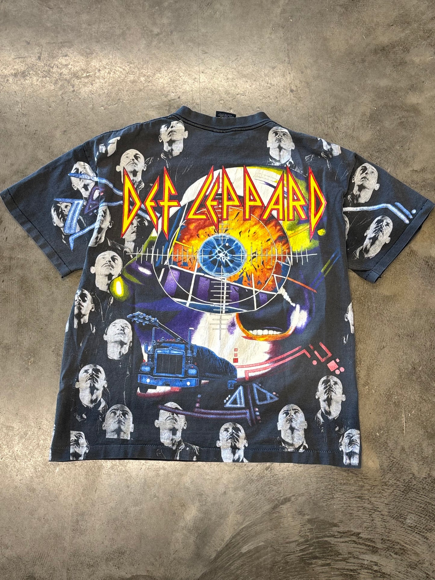 Vintage faded out Def Leppard shirt size xl