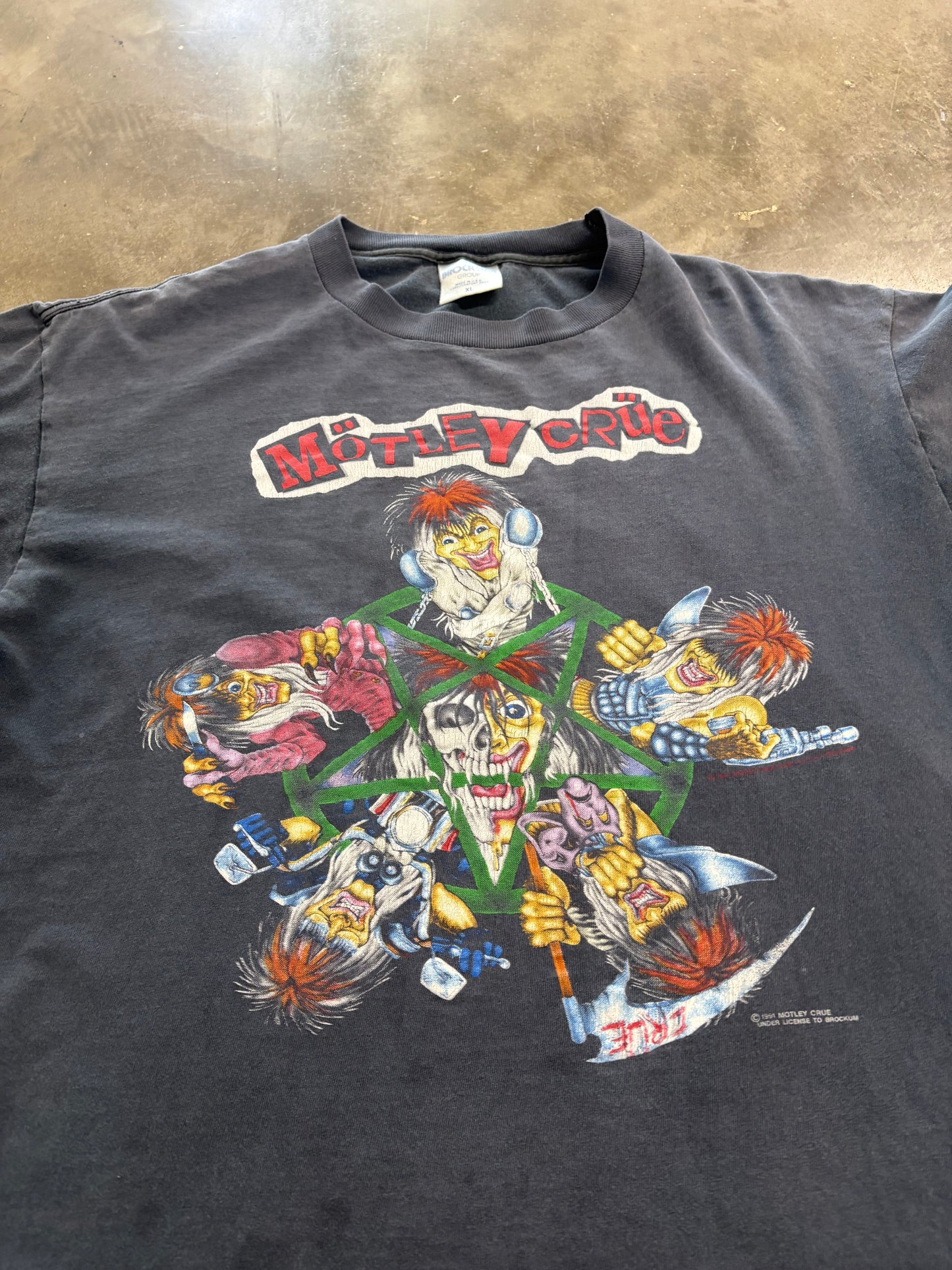 Vintage Motley Crue boxy thrashed shirt size xl