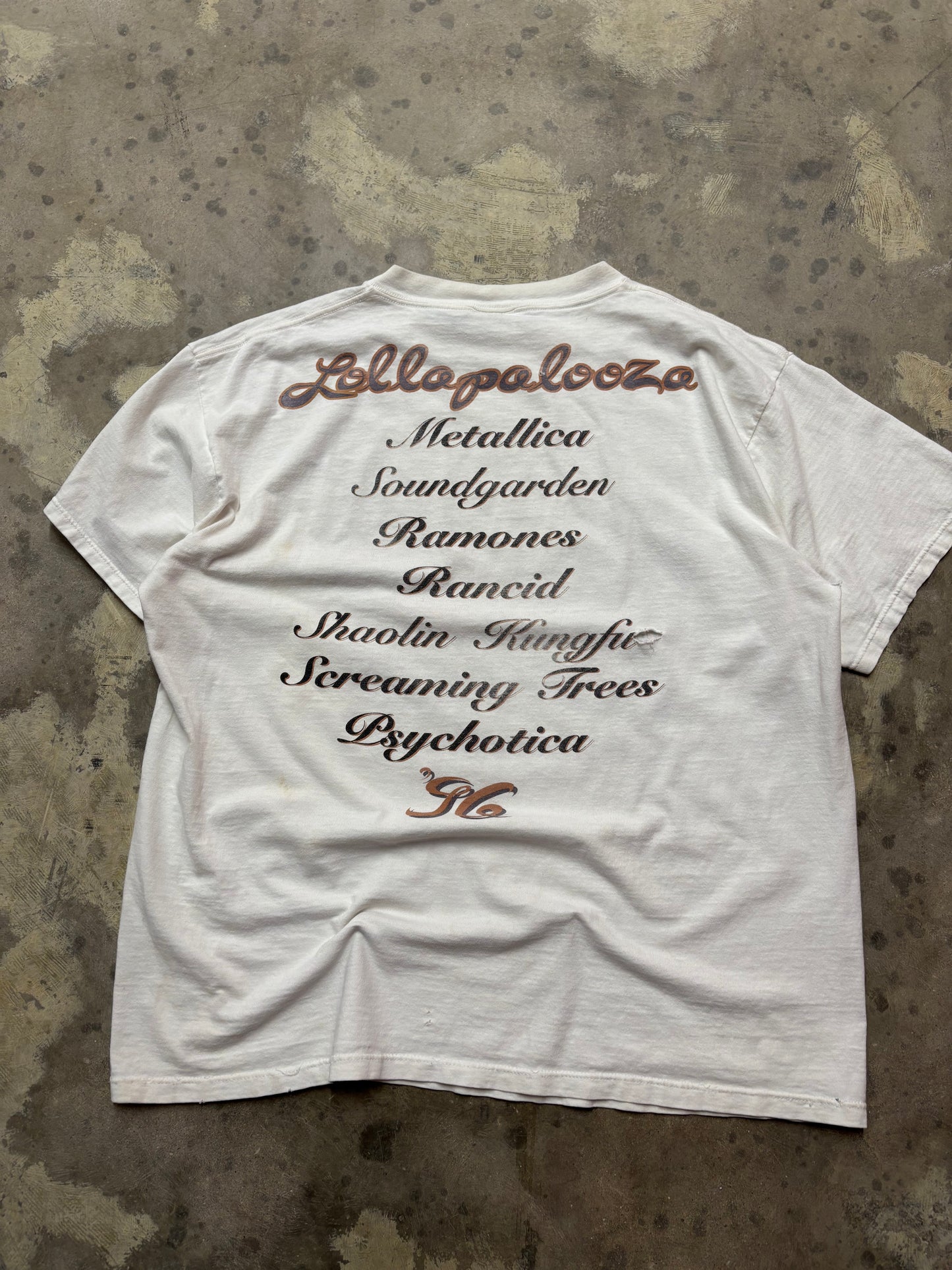 Vintage Thrashed Lollapalooza shirt size extra large